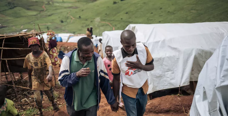 Mit Ihrer Vereinsspende unterstützen Sie unsere Arbeit - z. B. Geflüchtetencamp Rho in der D.R. Kongo, in dem wir medizinische Erstversorgung leisten. Menschen inerstörtem Geflüchtentencamp in der D.R. Kongo