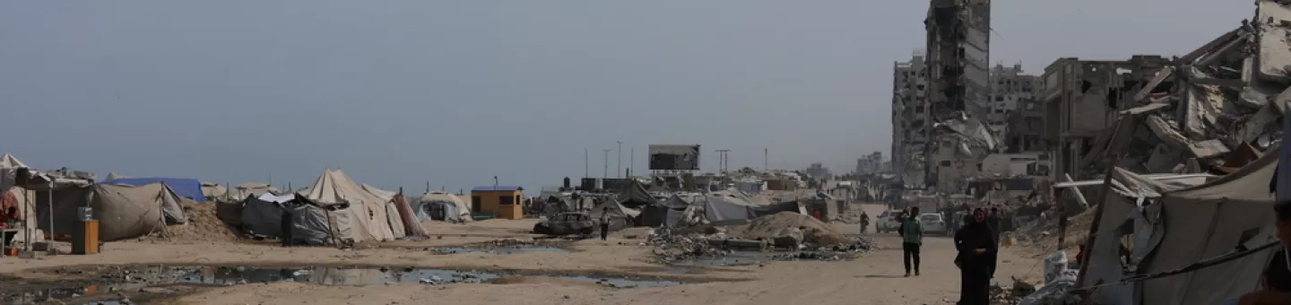 Zerstörte Häuser und Zelte im Gazastreifen - die erschöpften Menschen müssen inmitten von Trümmern überleben. Gazastreifen: Zerstörte Häuser und Zelte