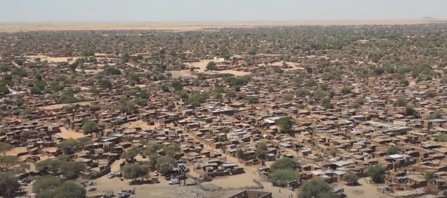 Eine Luftaufnahme des Samsam-Camps in Nord-Darfur