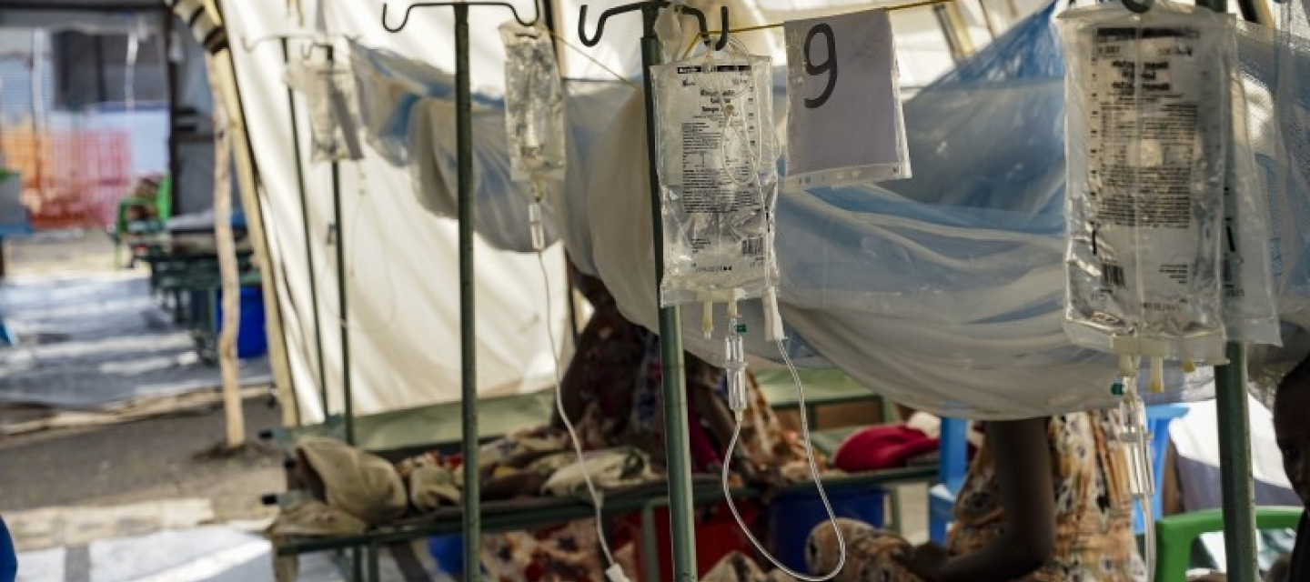 Eine Reihe von Betten in der Kinderstation des Cholera-Behandlungszentrums in Assosa .