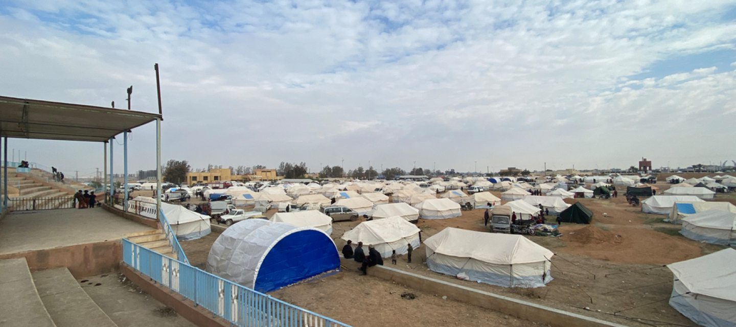 Als Reaktion auf die jüngsten Entwicklungen in Syrien hat Ärzte ohne Grenzen Tausenden von Vertriebenen, die derzeit in Tabka und Rakka im Nordosten Syriens Sicherheit suchen, entscheidende Hilfe geleistet.