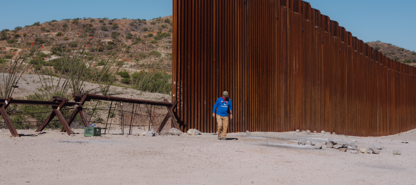 Mauer USA Mexiko Freiwilliger inspiziert Grenzanlagen