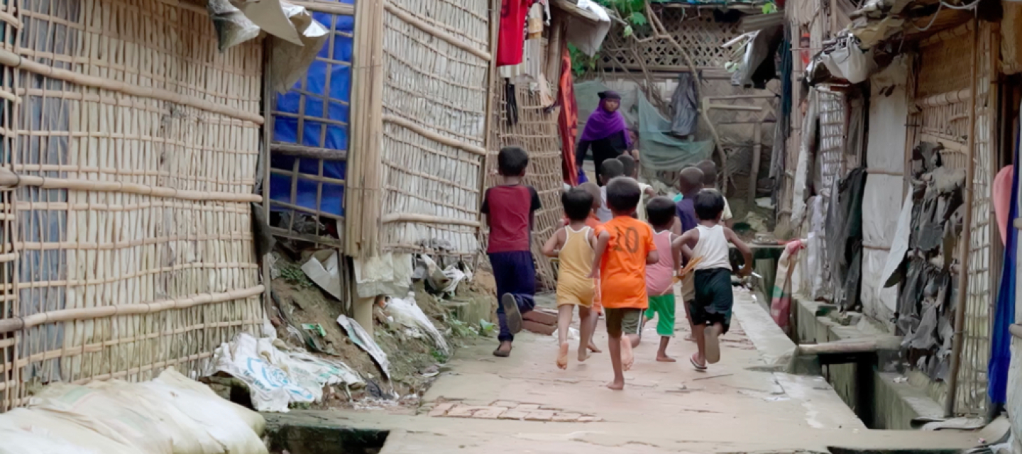 Kinder rennen durch die Gassen des Cox's Bazar Flüchtlingscamps in Bangladesch.