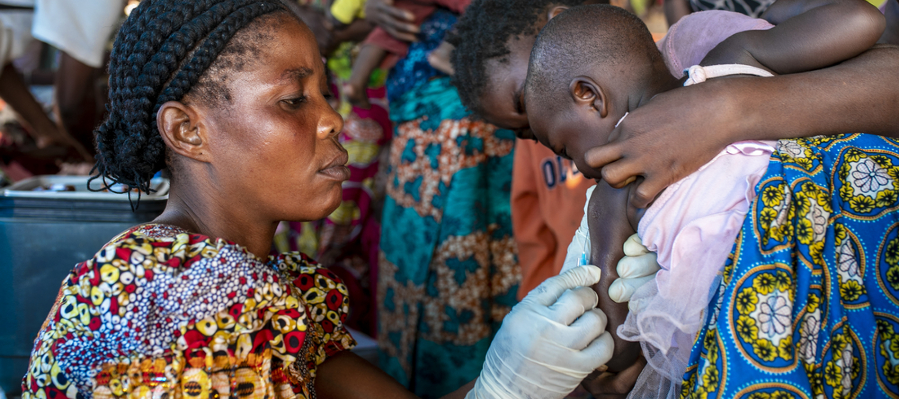 Medizinische Nothilfe Afrika: Krankenschwester impft Kleinkind