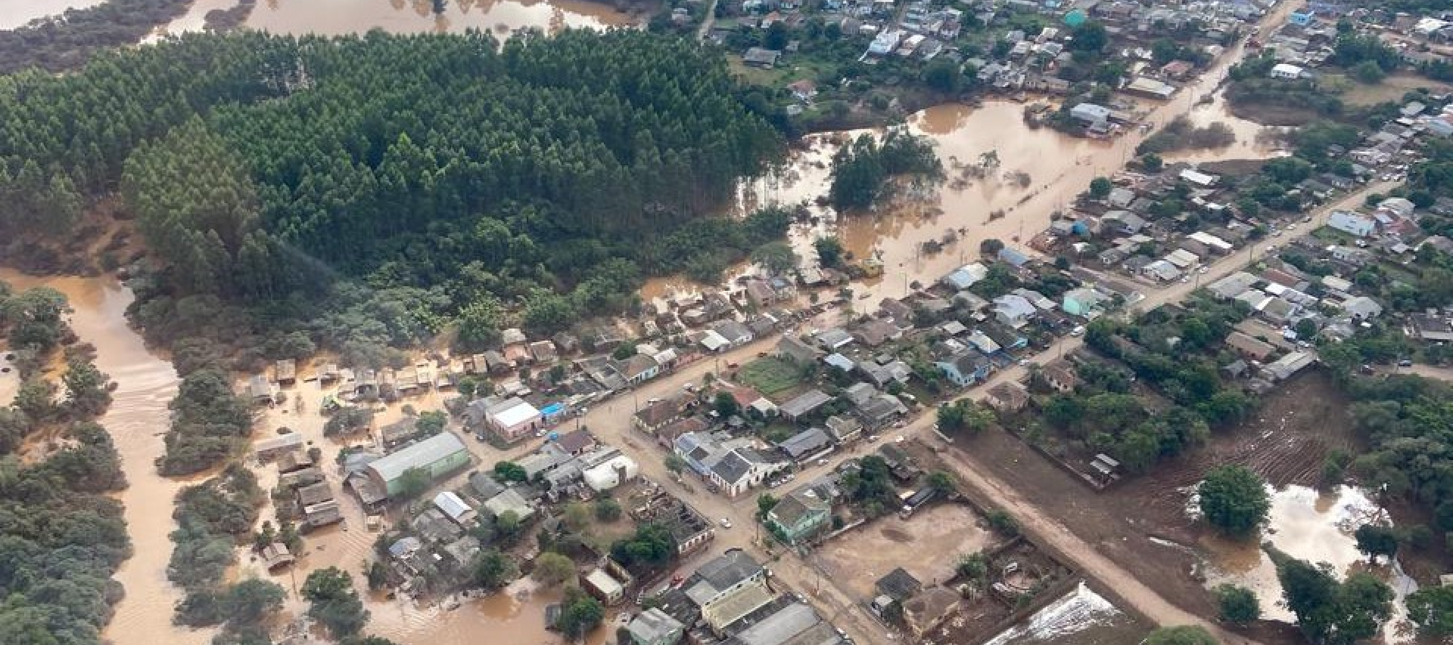 Blick aus dem Hubschrauber auf überschwemmte Gebiete in Rio Grande do Sul