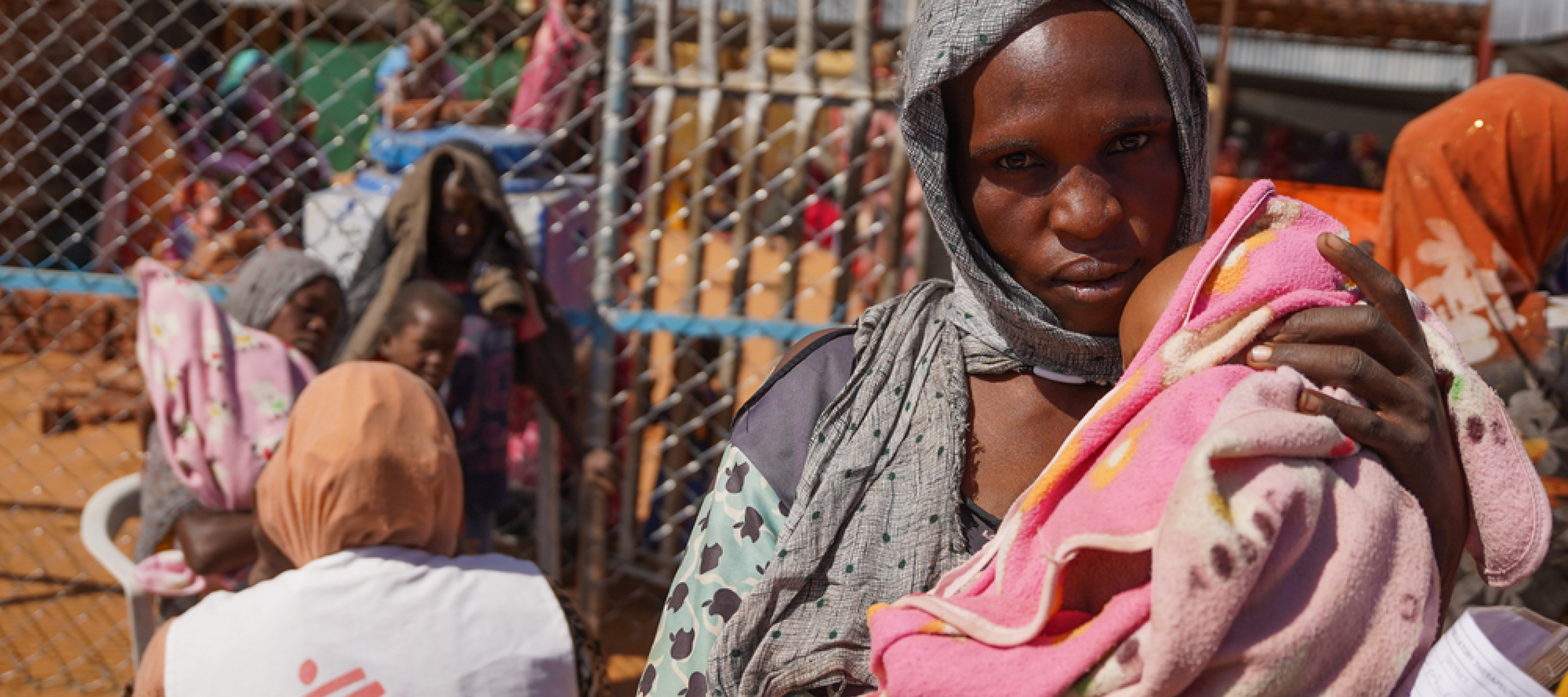 Eine Mutter hält ihr mit Mangelernährung diagnostiziertes Kind. 