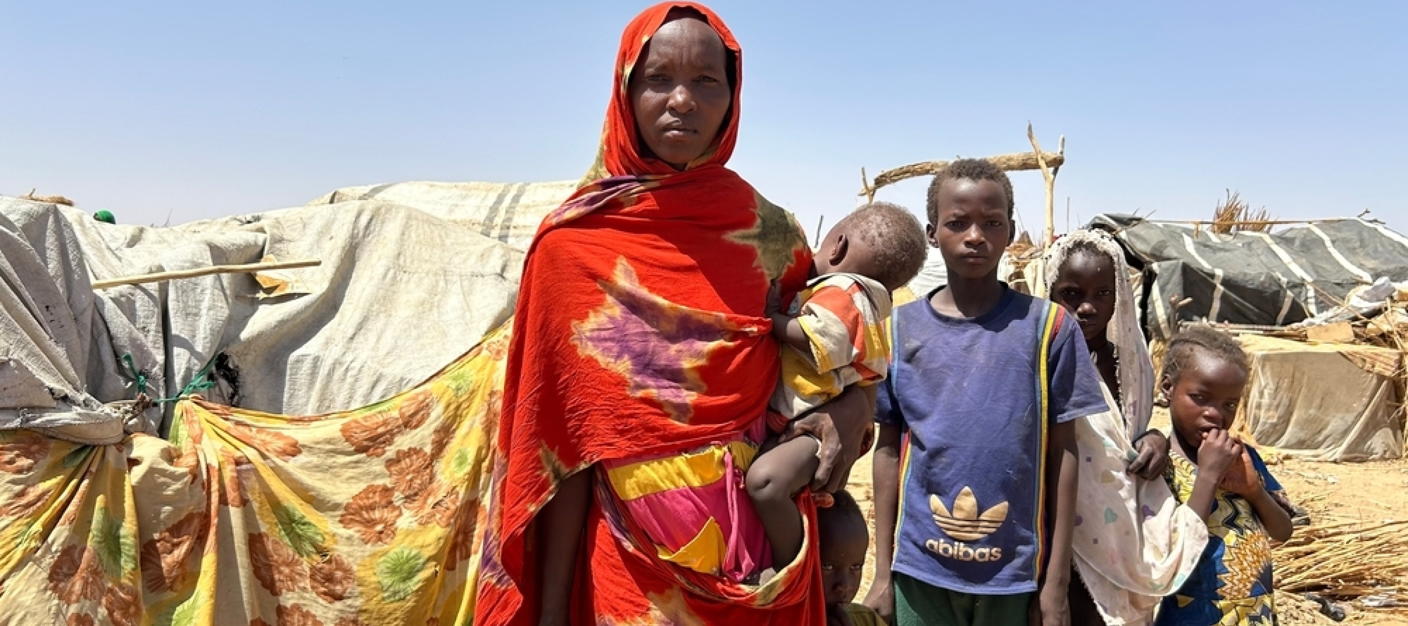 Sudanesin mit ihren Kindern im Camp in Adre, Tschad