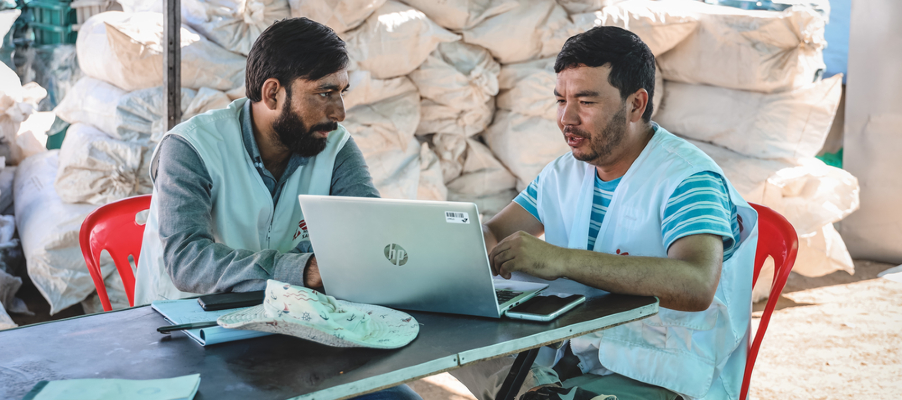 MSF-colleagues talk to each other whilelooking at screen