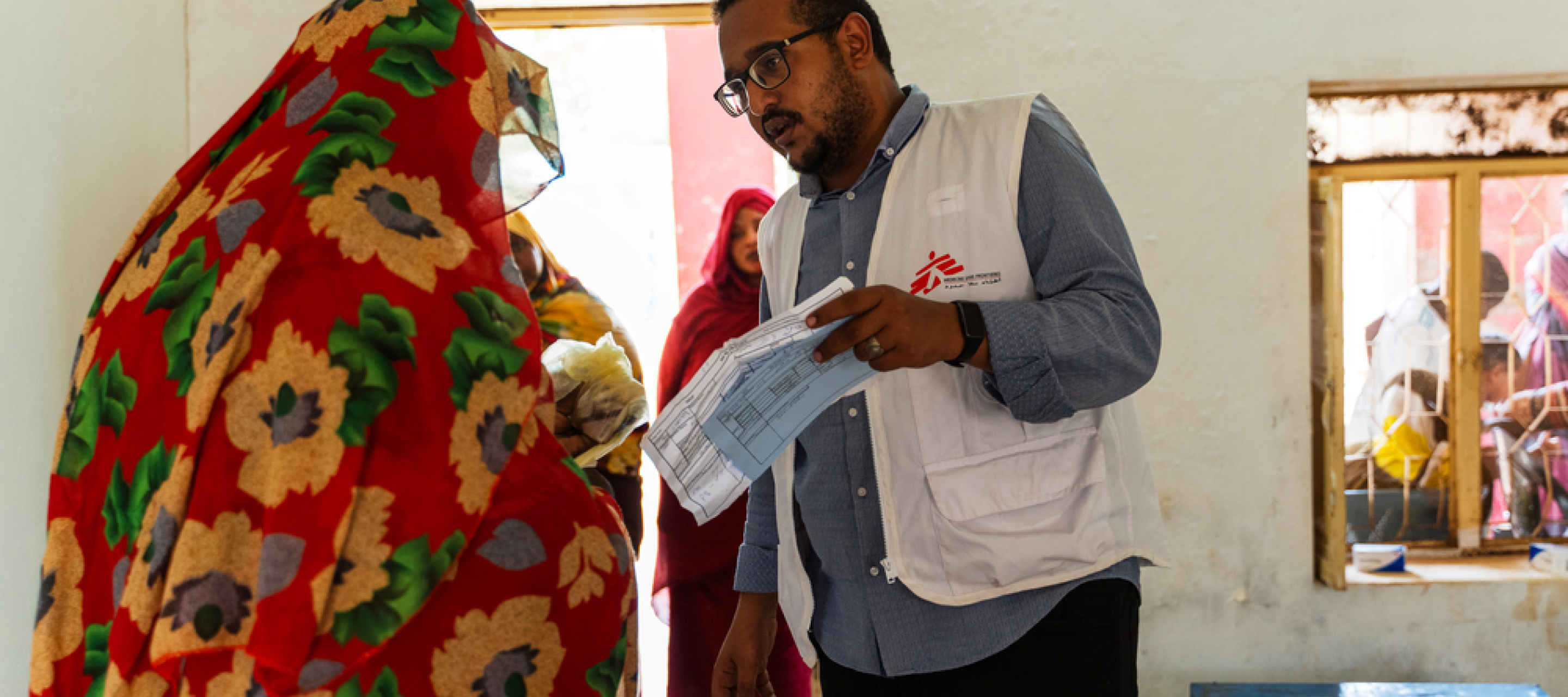 Ahmed Ibrahim im  Gespräch mit einer Patientin
