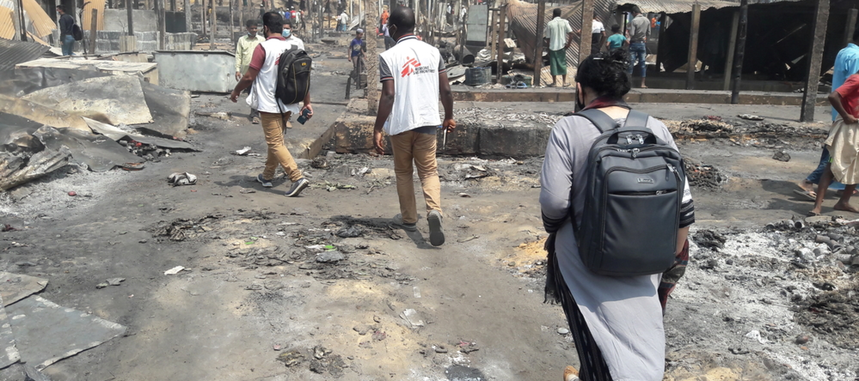 Unsere Mitarbeiter im Camp Coxs Bazar nach einem Brand