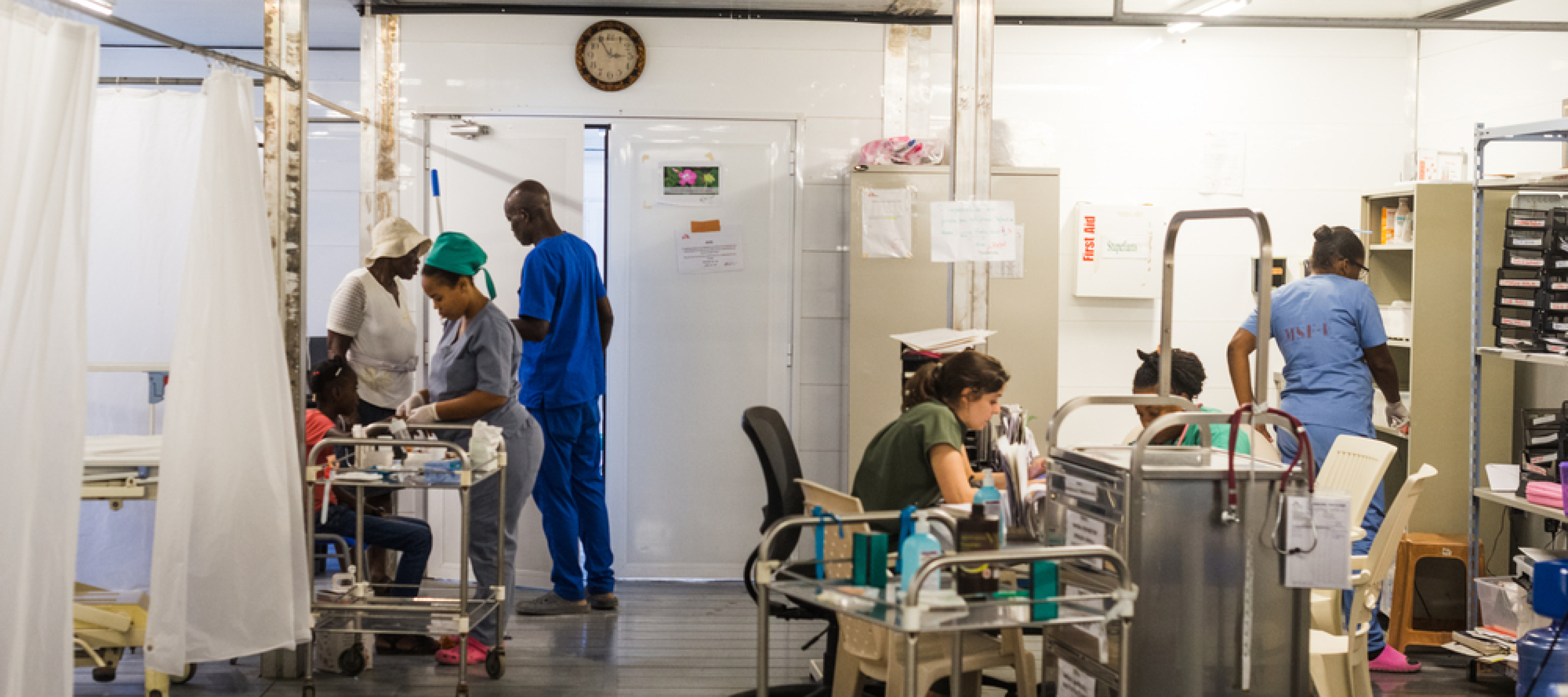 Mitarbeitende und Patient*innen in der Notaufnahme