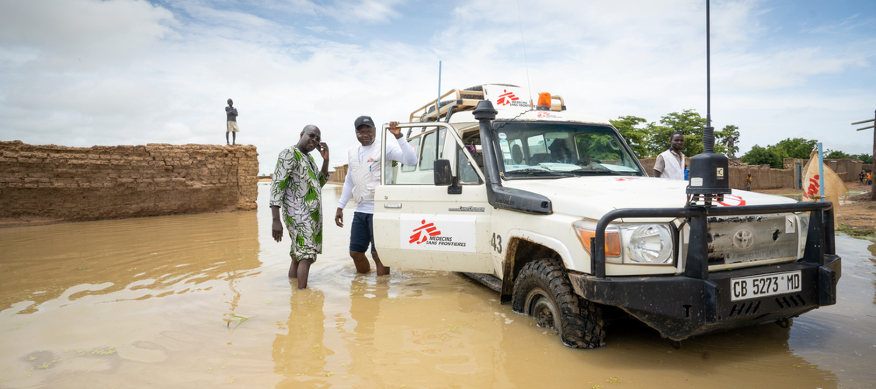 Mali: Geländewagen in einer Flutkatastrophe in Tenenkou