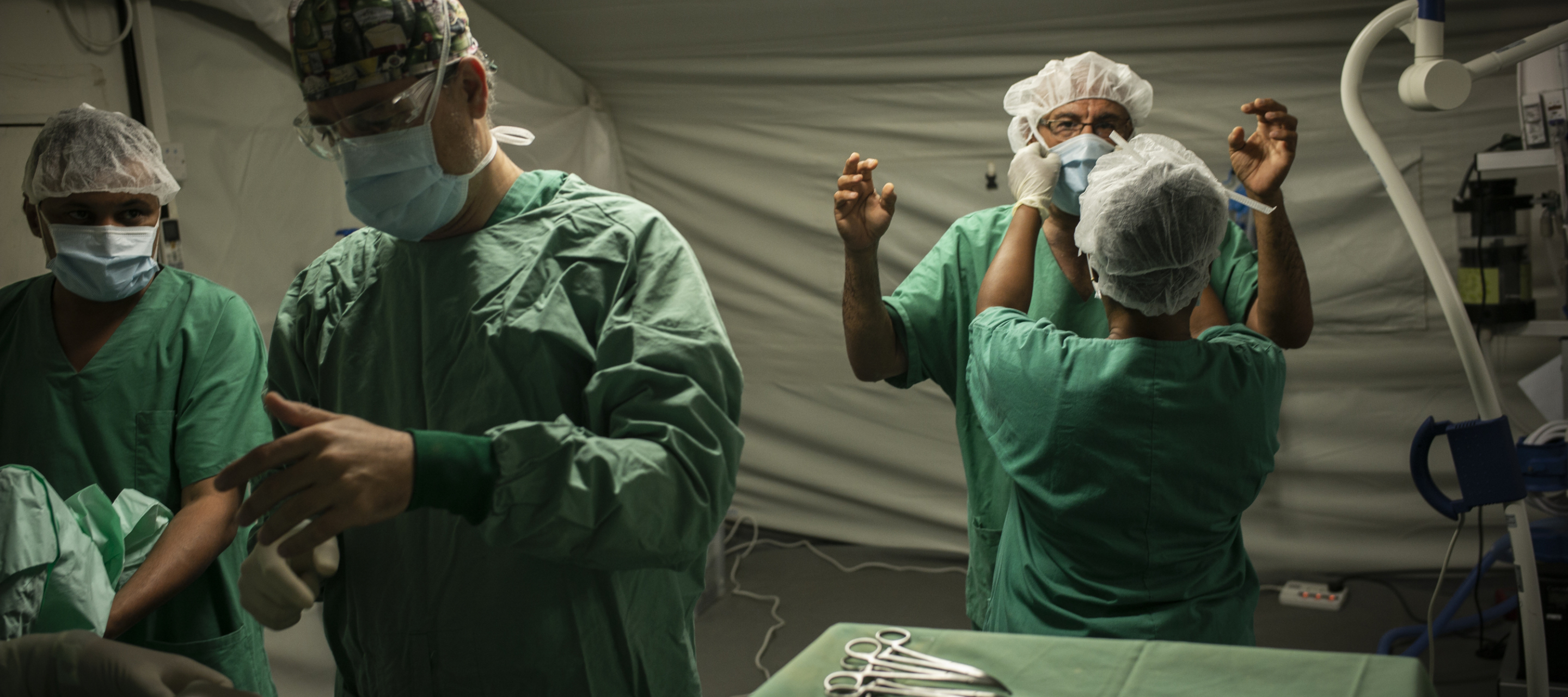 Vorbereitung Chirurgen im OP Saal