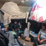 Gestrandete Migranten und Flüchtlinge sitzen auf den griechischen Inseln fest. 