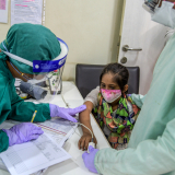 Ärzte ohne Grenzen Krankenschwester nimmt die Vitaldaten eines jungen Mädchens auf.