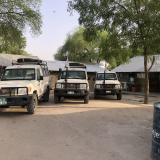 Drei Landcruiser von Ärzte ohne Grenzen stehen vor dem Krankenhaus in Lankien, Südsudan
