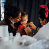Panama: Krankenschwester untersucht Mutter und Kind