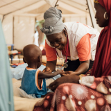 Dr. Dr. Faïza Ouedraogo untersucht ein Kind, da sich langsam von Mangelernährung erholt.