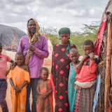 Der 50-jährige Borow Ali Khamis steht mit seiner Familie vor deren Unterkunft im Camp Dagahaley. Er war Landwirt und Viehzüchter in Somalia, hat aber aufgrund der langen Dürre alles verloren.
