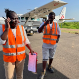Unsere Flugkoordinatorin Stella Mwikali auf einem ihrer Einsätze