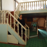 Dilarma steht auf einer Treppe im Krankenhaus in Nuklus