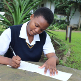 Südafrika: Schülerin macht sich Notizen zu Tuberkulose