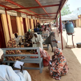 Menschen warten vor einer Klinik in Nord-Darfur auf medizinische Versorgung.