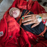 Neugeborenes Kind in Chost, Afghanistan