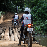 Unsere Teams fahren in der DR Kongo gut fünf Stunden mit dem Motorrad, um die Malariabehandlung dorthin zu bringen, wo sie gebraucht wird.