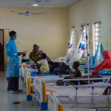 Nigeria: Arzt auf Diptherie-Station mit Patient*innen