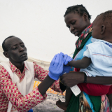 Eine Krankenschwester testet ein Kind auf Malaria.