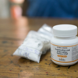 Beschriftete Pillendose mit antiretroviralen Medikamenten