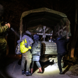 Militärfahrzeug und Geflüchtete an der Grenze zu Polen