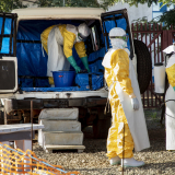 drei Mitarbeitende im Ebola-Transit-Zentrum