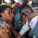 Medizinische Nothilfe Afrika: Krankenschwester impft Kleinkind