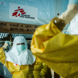 Mitarbeiterin im Ebola-Einsatz in Schutzkleidung