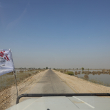 Fahrzeug mit Logo-Fahne von Ärzte ohne Grenzen unterwegs