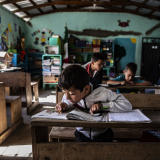 Schüler*innen in Mexiko lernen konzentriert Bildungsangebote