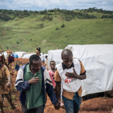 Menschen inerstörtem Geflüchtentencamp in der D.R. Kongo