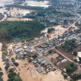 Blick aus dem Hubschrauber auf überschwemmte Gebiete in Rio Grande do Sul