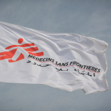 Advocacy-Arbeit: Flagge Ärzte ohne Grenzen im Geflüchtetencamp