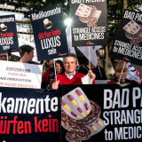 Menschen demonstrieren für bezahlbare Medikamente