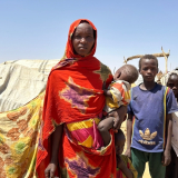 Sudanesin mit ihren Kindern im Camp in Adre, Tschad