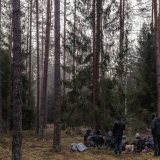 Gruppe Geflüchtet in einem Wald in Polen