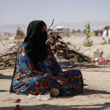 Abdu Sabit sitzt vor ihrem Zelt im Al-Khuseif Camp für Geflüchtete, Marib, Jemen.