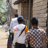 Mitarbeitende von Ärzte ohne Grenzen machen sich auf den Weg ins Dorf, um dort die Menschen gegen Cholera zu impfen.