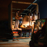 Ein LKW wird mit medizinischen Hilfsgütern bepackt.