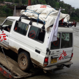 Ein Jeep von Ärzte ohne Grenzen wird auf eine Fähre gefahren um den Telembi Fluss in Kolumbien zu überqueren