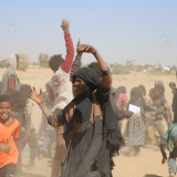 Menschen feiern und tanzen gemeinsam im Camp Hareeb Junction 