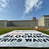 Das Gebäude der WTO und das Plakat zum TRIPS-Waiver